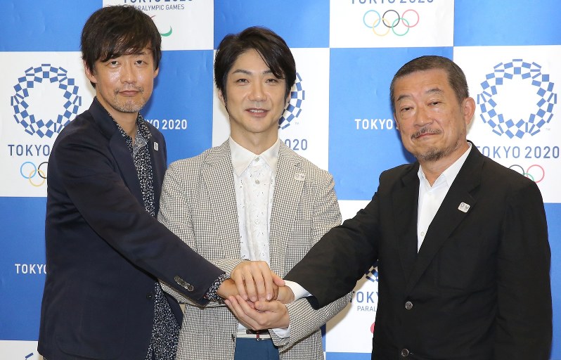 記者会見後の記念撮影に臨む、東京五輪・パラリンピックの開閉会式の総合統括を務める狂言師の野村萬斎さん(中央)、五輪担当で映画監督の山崎貴さん(左)、パラ担当でCMディレクターの佐々木宏さん=東京都港区で2018年7月31日午前10時12分、宮武祐希撮影