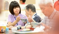 介護施設で食事をとる利用者＝兵庫県尼崎市で２０１４年７月、山崎一輝撮影