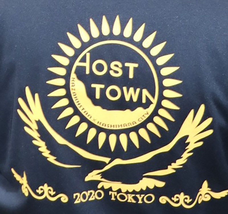 カザフスタンのホストタウンをPRするTシャツの背中側のデザイン=奈良県橿原市役所分庁舎で、藤原弘撮影
