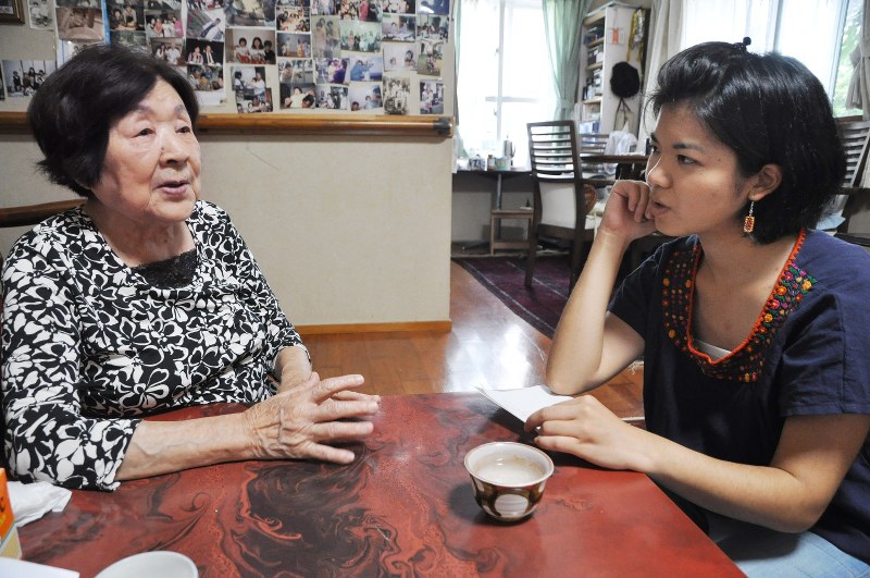 「卒業式は壕の入り口。泣きながら校歌を歌った」と語る宮城さん(左)の話しを聞く平良さん=沖縄県宜野湾市大謝名4で2018年6月12日午後3時27分、佐野格撮影