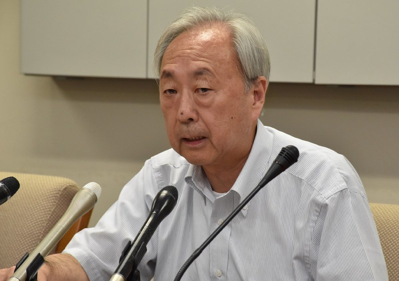 国の準備書面提出を受けて記者会見する原告側弁護団長の新里宏二弁護士=仙台市青葉区の仙台弁護士会館で2018年7月31日午後6時14分、滝沢一誠撮影