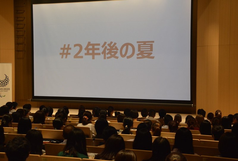 東京五輪・パラリンピックのボランティアについて説明を受ける大学生ら=千代田区で2018年7月31日午後3時2分、円谷美晶撮影
