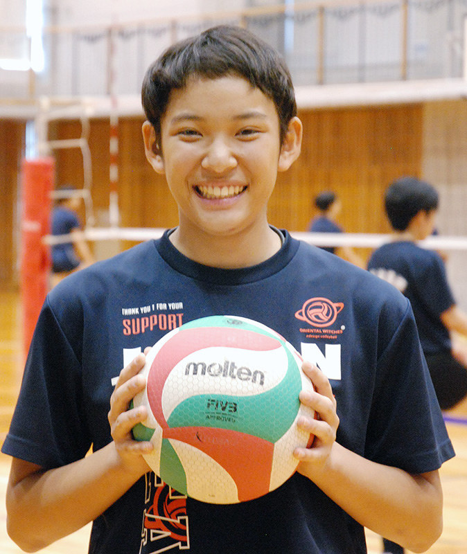 第43回わたぼうし音楽祭で入選した梅本沙也華さん。デフリンピックでの金メダル獲得を目指し、バレーボールに打ち込んでいる=大阪府豊中市の履正社高で、大川泰弘撮影