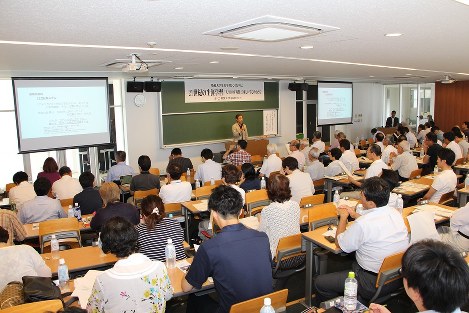 東京大高齢社会総合研究機構副機構長の牧野篤氏の講演を聞く参加者ら