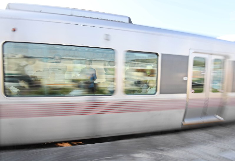 西日本豪雨：JR呉線坂－海田市間で運転再開 27日ぶり [写真