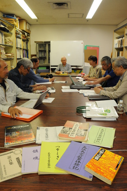 索引作りを進める「１５年戦争研究会」のメンバーら＝大阪市中央区で２０１８年６月、岡崎英遠撮影