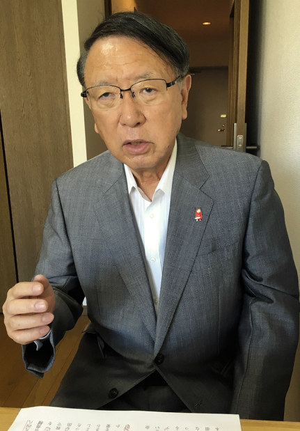 インタビューに応じる丹羽雄哉元厚相