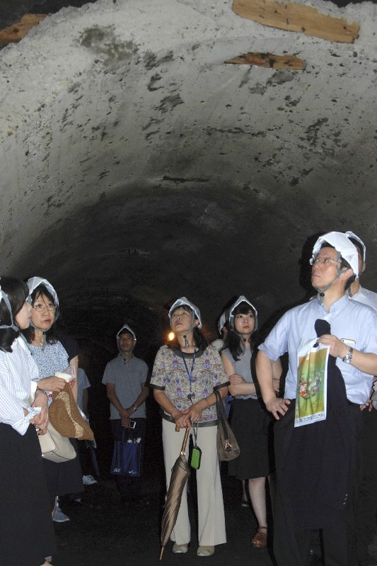 ガイド付きで見学できる「地下魚雷調整場」=熊本県内で、中里顕撮影