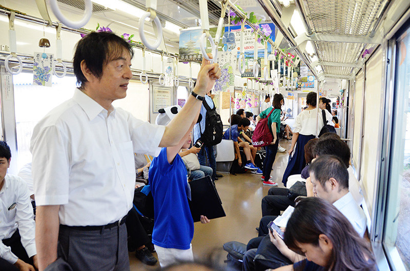 伊賀鉄道PRたのめ電車に乗って市役所に向かう三重県伊賀市の岡本栄市長=大西康裕撮影