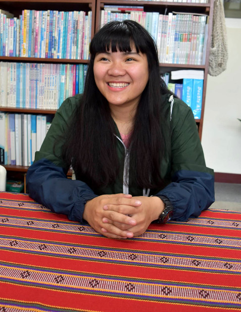 笑顔を見せる劉紹萱さん。大学卒業後は小学校で教師として活躍している＝台湾花蓮県の東華大学で