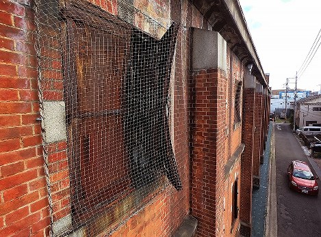 爆風でゆがんだ鉄扉が残る旧陸軍広島被服支廠＝広島市南区で２０１８年８月１日、山田尚弘撮影