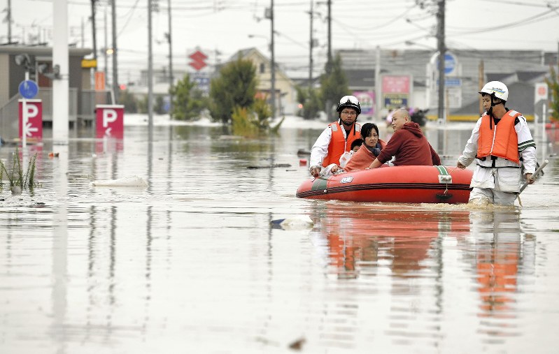 ゴムボートで救助される住民ら=岡山県倉敷市真備町で2018年7月7日、望月亮一撮影