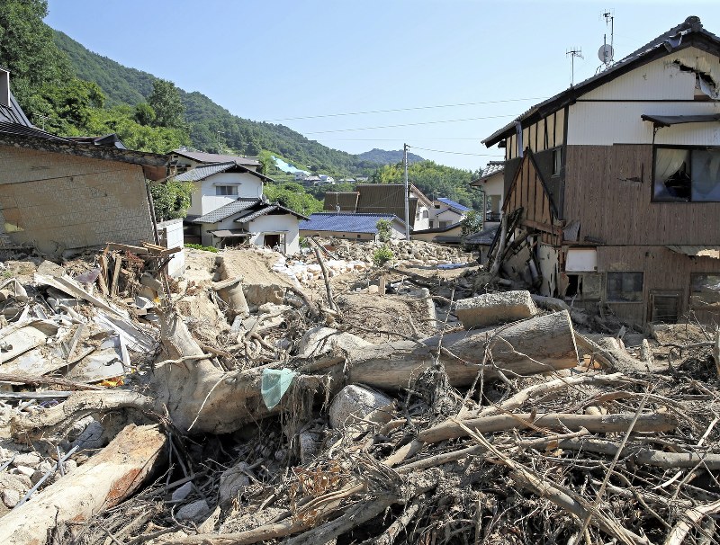 流木や土砂が残る住宅地=広島県呉市で2018年8月2日午後3時16分、小川昌宏撮影