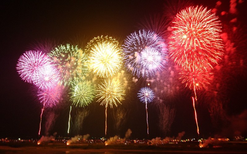 長岡花火 夏の夜空彩る２万発 ２日間で 毎日新聞