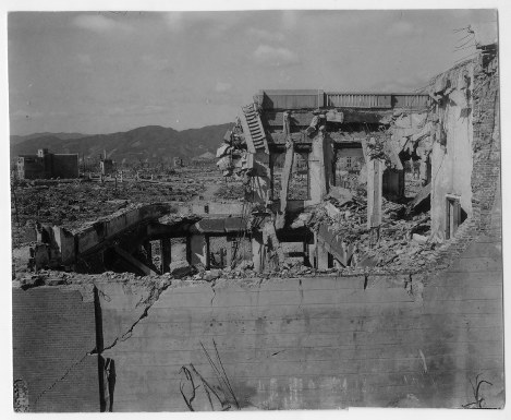 爆心地から１２０メートルにあり大破した農林中央金庫広島支所。左奥には、燃料会館（現レストハウス）と元安橋が見える＝ゲイル・ヨシカワさん提供