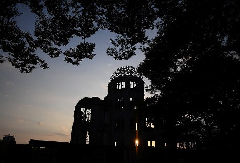 夕日で浮かび上がる原爆ドーム＝広島市中区の平和記念公園で２０１８年８月５日午後６時３５分、久保玲撮影