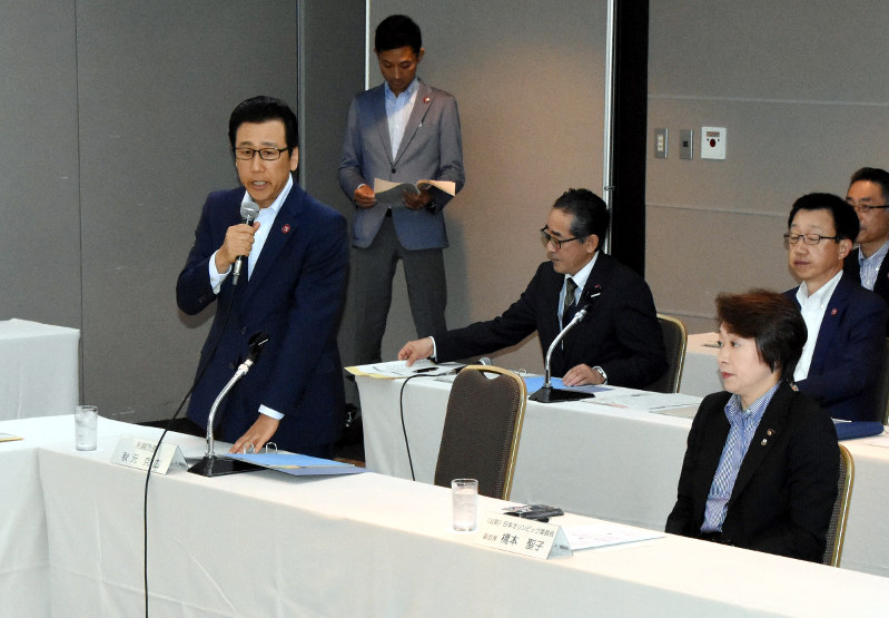 意見交換会の冒頭で、JOCの橋本聖子副会長(手前右)ら出席者にあいさつする札幌市の秋元克広市長(左端)=札幌市中央区で2018年7月15日、野原寛史撮影