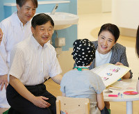 病院内のプレイルームを視察される皇太子ご夫妻＝神戸市中央区で２０１８年８月４日、梅田麻衣子撮影