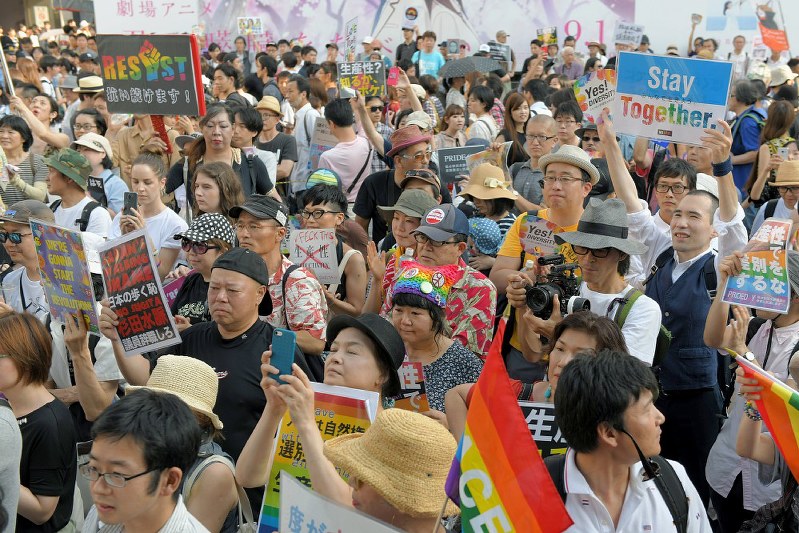 性的少数者を差別する寄稿をした自民党の杉田水脈衆院議員に抗議する人たち=東京・JR渋谷駅前で2018年8月5日午後4時10分、藤井達也撮影