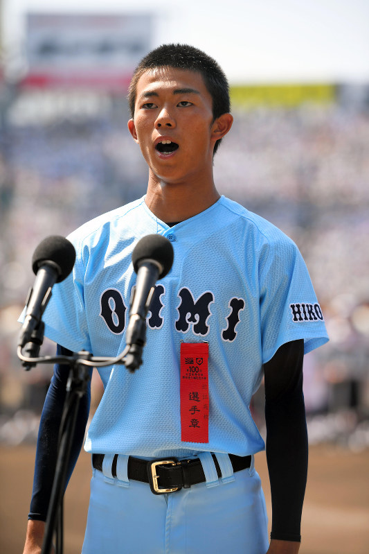 選手宣誓をする近江の中尾雄斗主将=阪神甲子園球場で2018年8月5日午前(代表撮影)