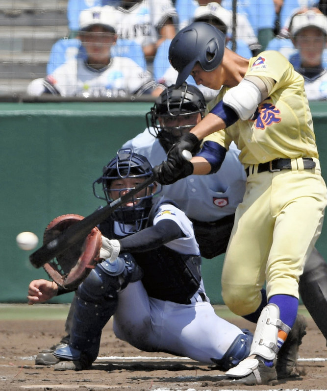 【藤蔭-星稜】三回裏星稜1死三塁、内山が右翼線に適時二塁打を放つ(捕手・堀田)=阪神甲子園球場で2018年8月5日、猪飼健史撮影
