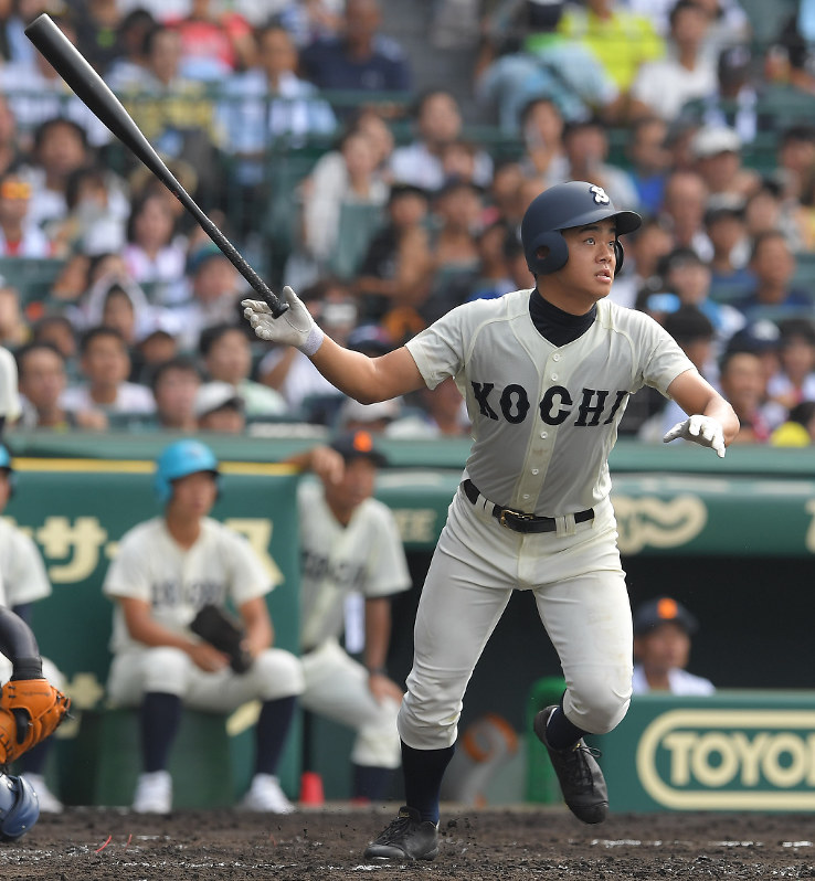 【山梨学院-高知商】三回裏高知商2死二塁、藤高が右越え2点本塁打を放つ=阪神甲子園球場で2018年8月6日、津村豊和撮影