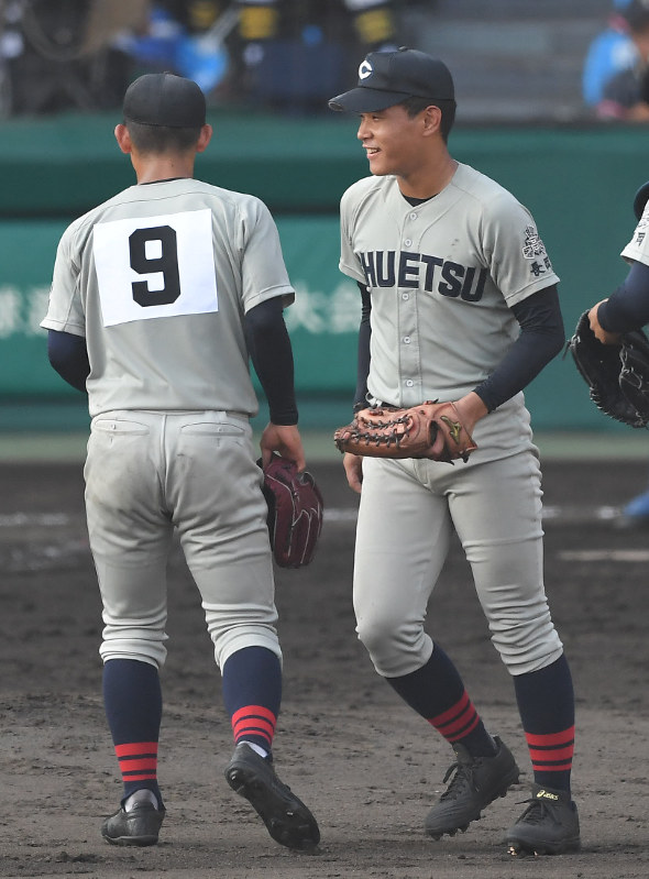 【中越-慶応】四回裏慶応2死、打者・生井の時、中越・右翼手の山田(左)にマウンドを託し、右翼の守備につく山本=阪神甲子園球場で2018年8月5日、津村豊和撮影