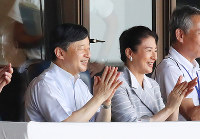 第１００回全国高校野球選手権記念大会を観戦され、拍手を送る皇太子ご夫妻＝兵庫県西宮市の阪神甲子園球場で２０１８年８月５日午前１０時４０分、梅田麻衣子撮影