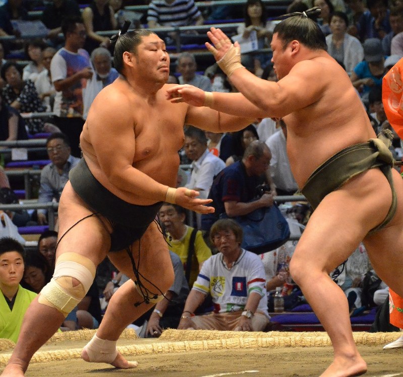 秋場所での十両昇進を決めた常幸龍(左)=藤田健志撮影