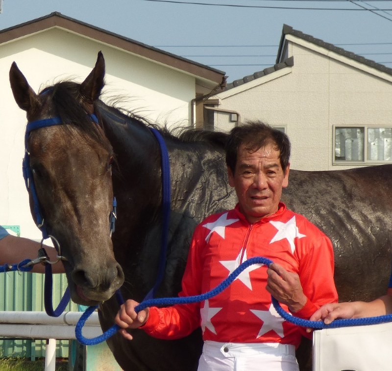 7151勝目を挙げた的場騎手=藤倉聡子撮影