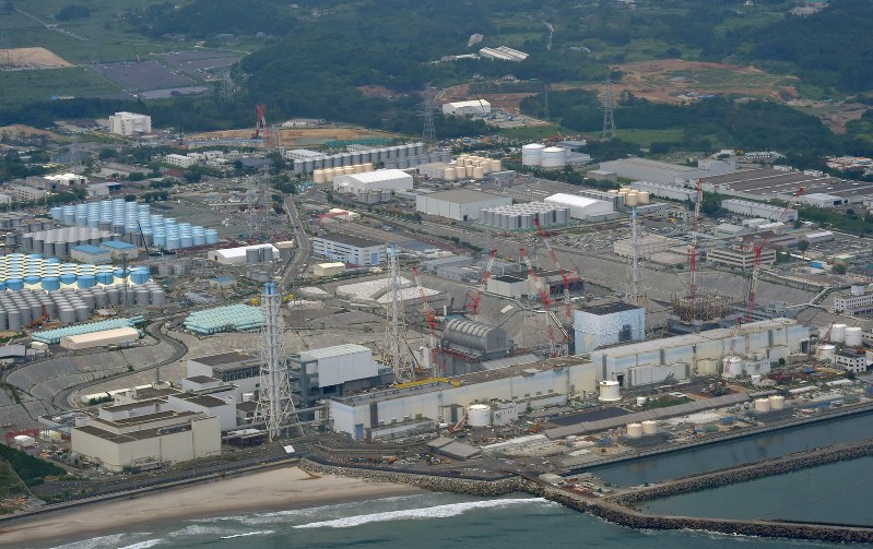 プール内の使用済み核燃料の取り出し作業が本格化する東京電力福島第1原発3号機(手前中央)=福島県で2018年7月17日、本社ヘリから藤井達也撮影