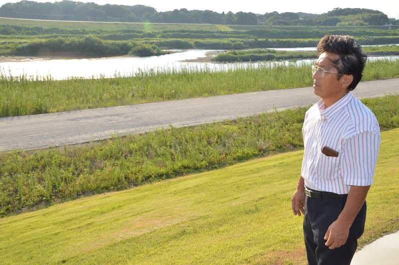 「明らかな人災。責任を認めさせたい」と話す高橋敏明さん=茨城県常総市若宮戸の鬼怒川河畔で