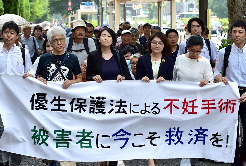 旧優生保護法訴訟の第1回口頭弁論が行われる東京地裁に入る弁護団ら=東京・霞が関で2018年8月6日午後1時12分、竹内紀臣撮影