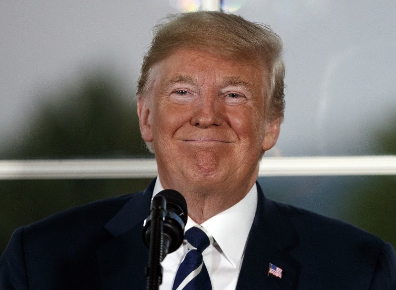 米ニュージャージー州のゴルフ場で開かれた夕食会で話すトランプ大統領=AP