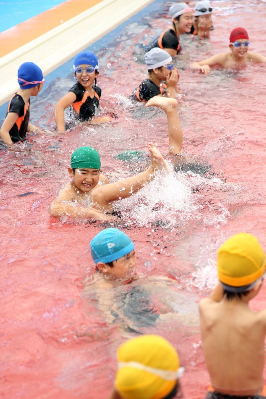 真新しいプールで水を掛け合う小学生ら=福島県富岡町で、喜屋武真之介撮影