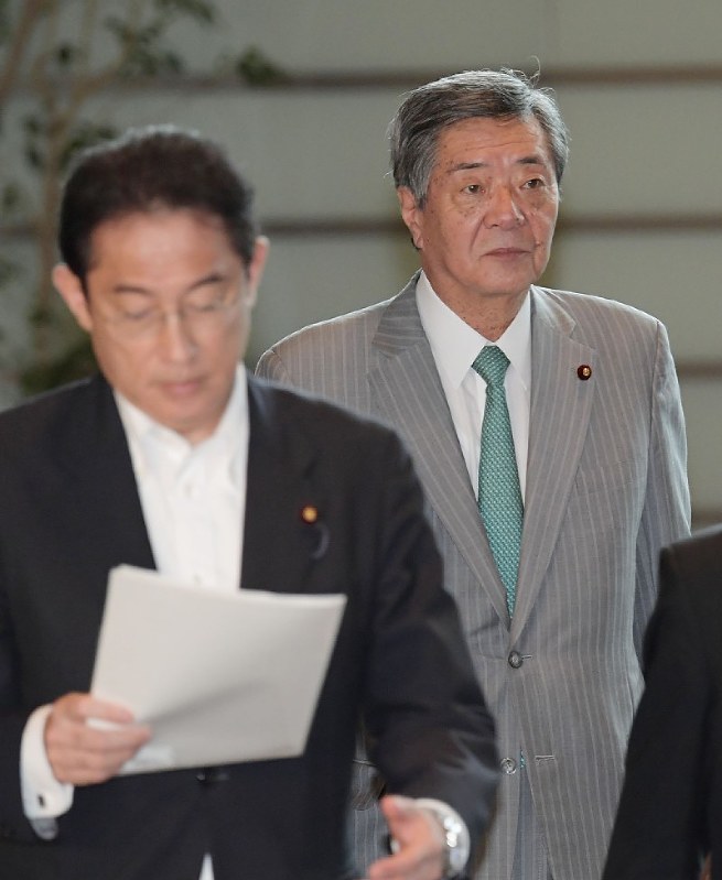 政府・与党連絡会議に向かう自民党の竹下亘総務会長。左前は岸田文雄政調会長=首相官邸で2018年8月7日午前11時56分、川田雅浩撮影