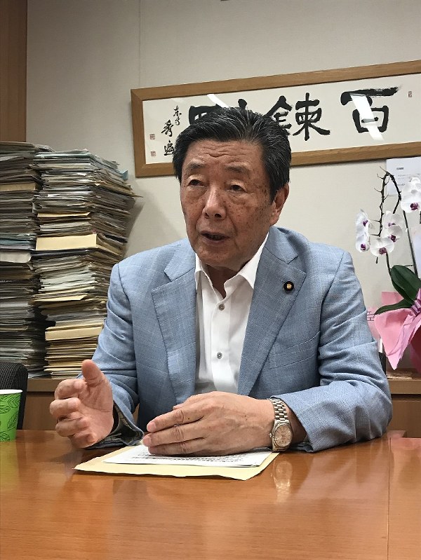インタビューに応じる森山裕・自民党国対委員長=2018年7月27日午後3時40分、安藤大介撮影