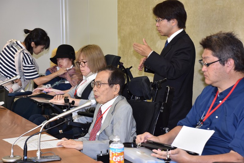 記者会見で発言する全国自立生活センター協議会の中西正司副代表(右から3人目)=東京都千代田区の厚生労働省で2018年8月7日午後5時、望月麻紀撮影