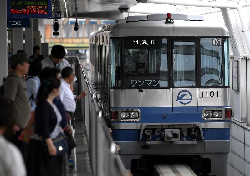 23日にいったん運行再開した大阪モノレール=2018年6月23日、久保玲撮影