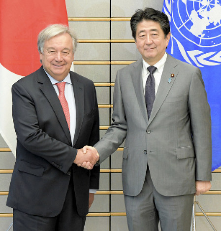 会談前に握手する安倍晋三首相（右）とグテレス国連事務総長＝首相官邸で２０１８年８月８日午前９時１３分、川田雅浩撮影