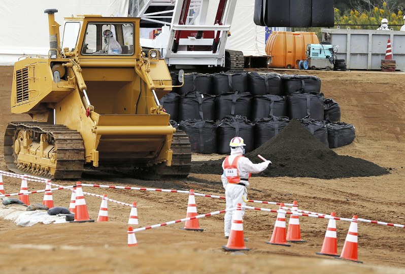 中間貯蔵施設の土壌貯蔵施設へ運び込まれる汚染土=福島県大熊町で2017年10月28日、小出洋平撮影