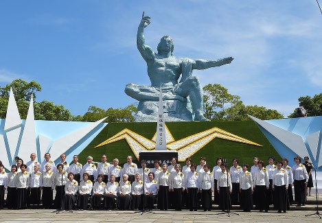 平和祈念式典で「もう二度と」を合唱する被爆者合唱団＝長崎市の平和公園で２０１８年８月９日午前１０時４０分、上入来尚撮影
