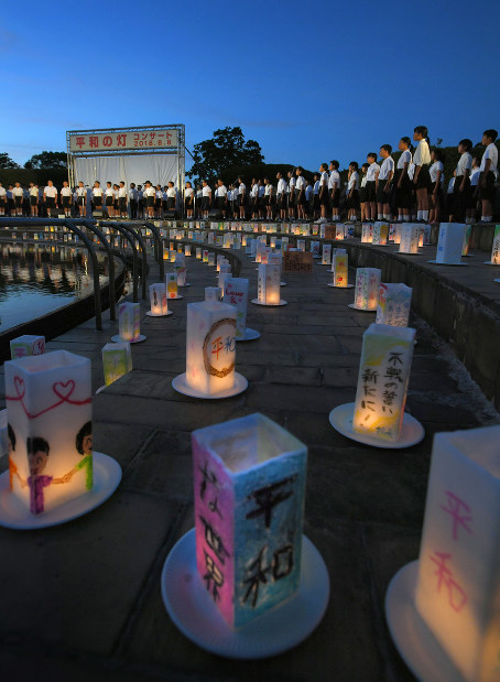 キャンドルの明かりの中で開かれた「平和の灯コンサート」＝長崎市で２０１８年８月８日午後７時半、森園道子撮影