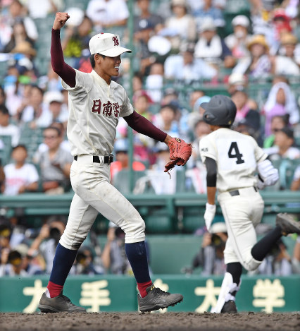 花咲徳栄 Vジャン 夏の高校野球：連覇狙う花咲徳栄、鳴門に逆転勝ち | 毎日新聞