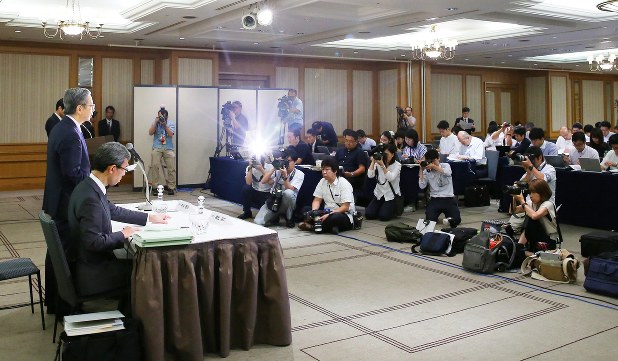 東京医科大学の記者会見に詰めかけた報道陣=東京都内のホテルで2018年8月7日、長谷川直亮撮影