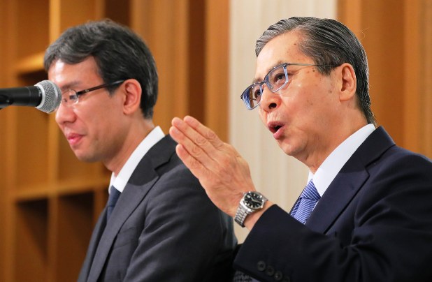 東京医科大学入試不正について記者会見する内部調査委員会の中井憲治弁護士(右)と植松祐二弁護士=東京都内のホテルで2018年8月7日