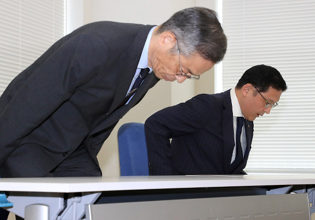 入試不正の報告のために文科省を訪れた東京医科大の高田治教育部次長(左)と市原克彦総務部長=同省で2018年8月7日、梅村直承撮影