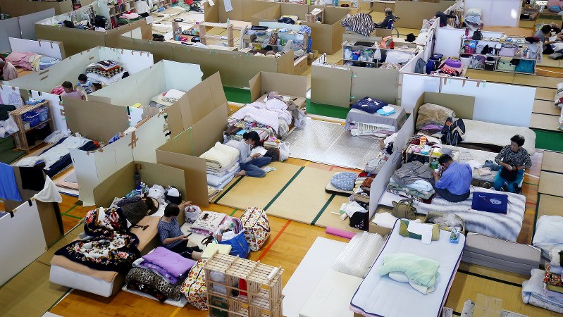 熊本地震から1カ月がたち、間仕切りを設置した避難所で生活する避難者ら=熊本県西原村の山西小で2016年5月12日