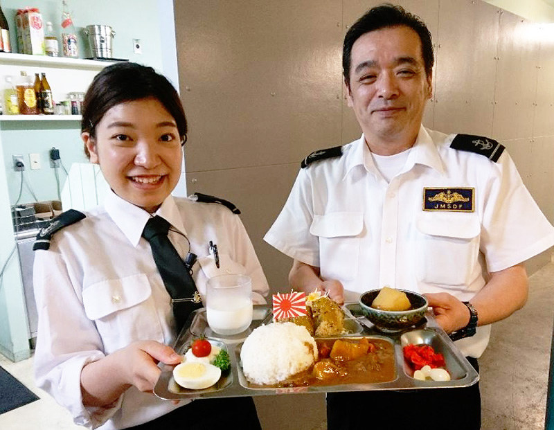 海自風の制服を着た店員がいる呉ハイカラ食堂。「潜水艦『そうりゅう』テッパンカレー」は、クジラの竜田揚げ、肉じゃが、牛乳などを組み合わせた豪華版だ=広島県呉市宝町で、元田禎撮影