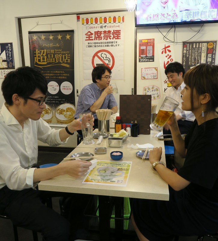6月から「全席禁煙」を掲げた飲食店は客が増えたという=東京都千代田区の「串カツ田中」で2018年7月11日